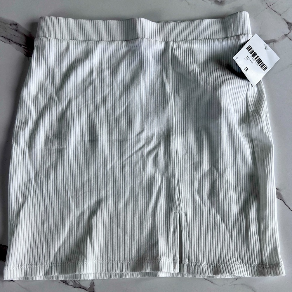 NWT Short White Slit Skirt Forever 21 Size Small